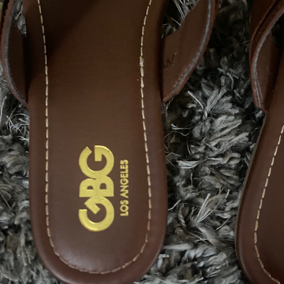 EUC GBG Los Angeles Gold Chain Brown Sandals - Picture 3 of 5